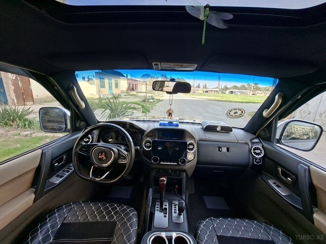 Mitsubishi Pajero-13