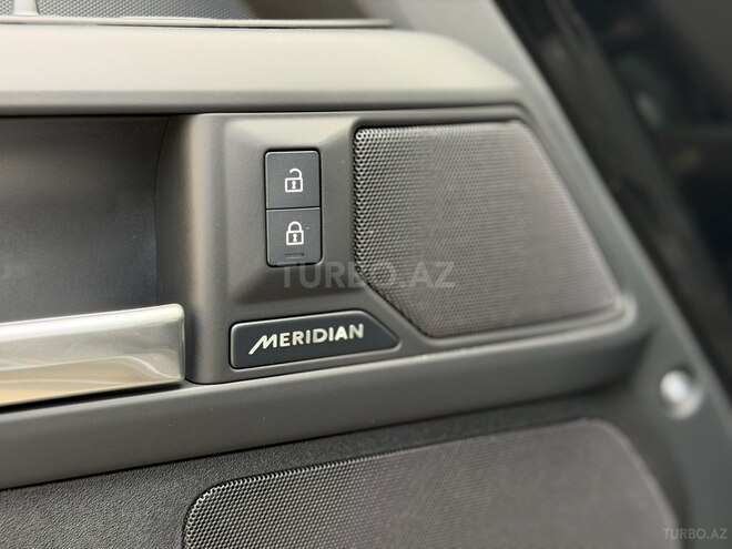 Land Rover Defender-26