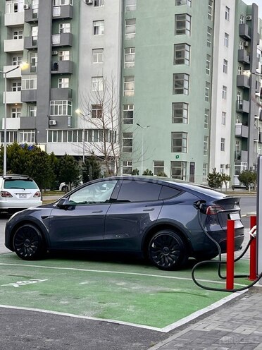 Tesla Model Y-7