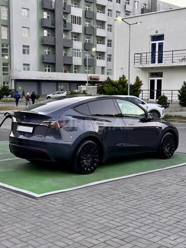 Tesla Model Y-8