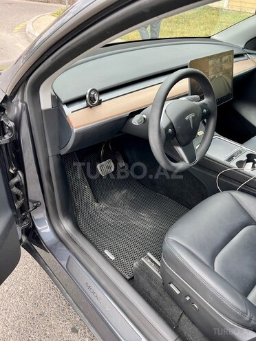 Tesla Model Y-12