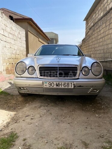 Mercedes E 220-1