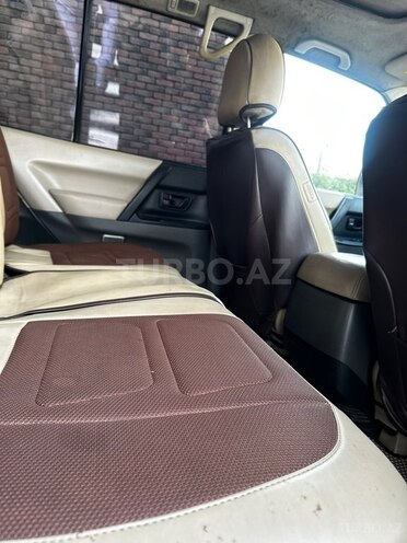 Mitsubishi Pajero-8