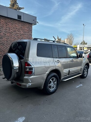 Mitsubishi Pajero-4