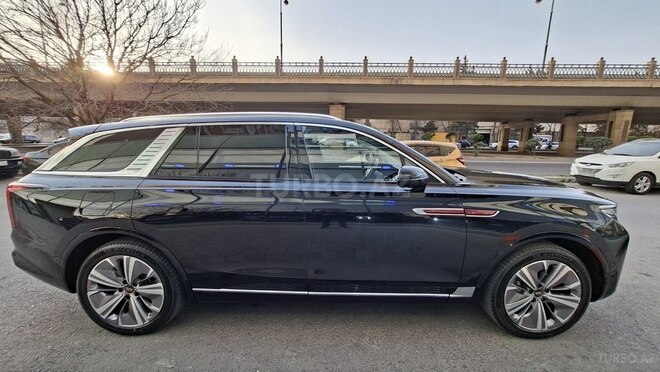 Hongqi E-HS9-5