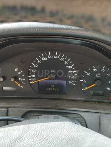 Mercedes E 240-11