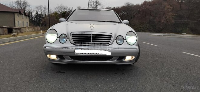 Mercedes E 220-1