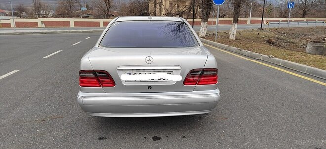 Mercedes E 220-2