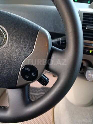 Toyota Prius-16