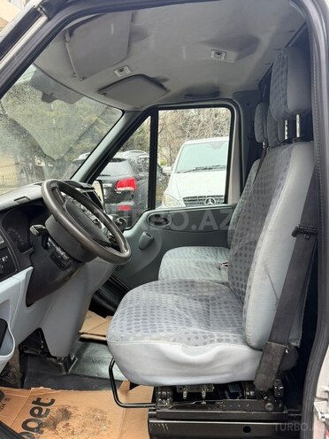 Ford Transit-12