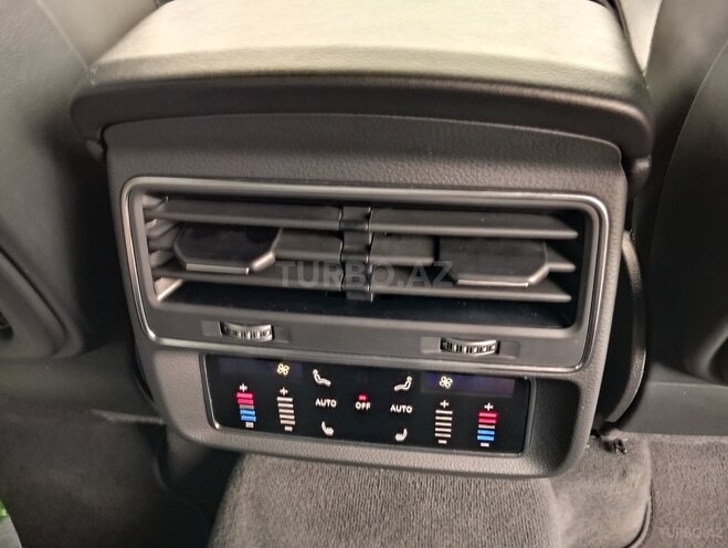 Audi Q8-13