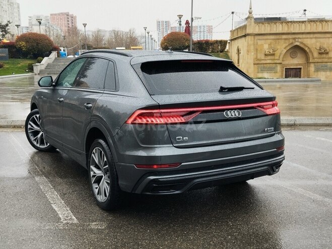 Audi Q8-6