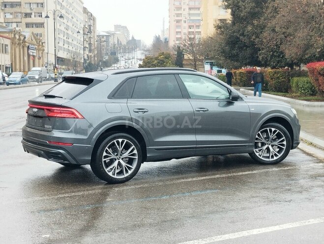 Audi Q8-4