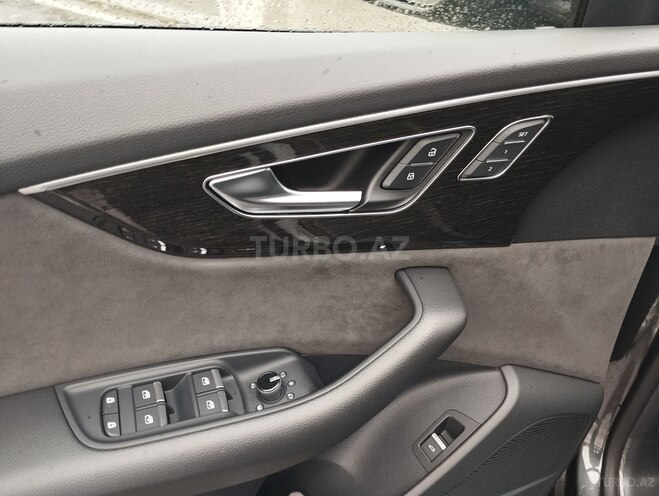 Audi Q8-11