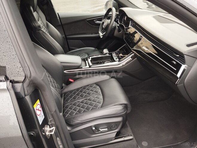 Audi Q8-10