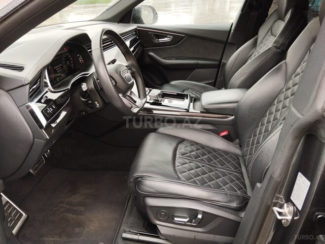 Audi Q8-12