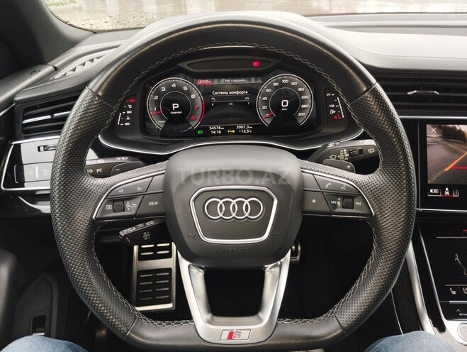 Audi Q8-19