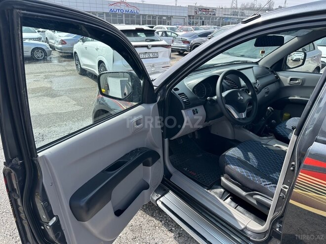 Mitsubishi L200-13