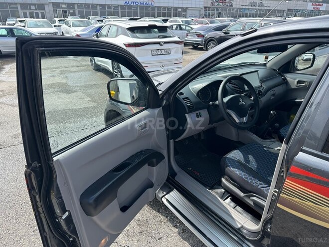 Mitsubishi L200-12