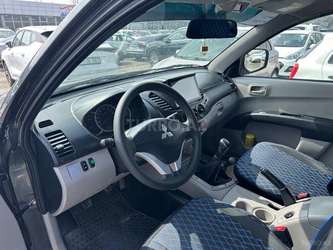 Mitsubishi L200-11