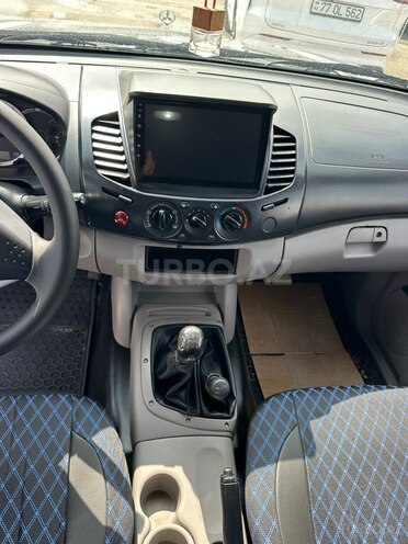 Mitsubishi L200-10