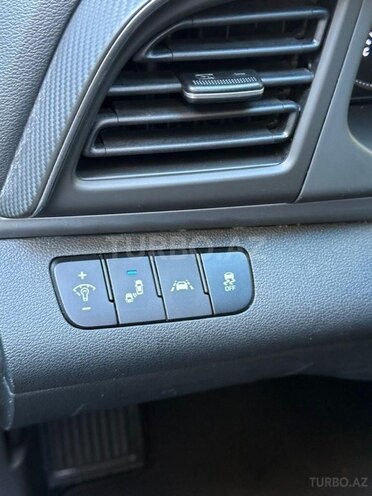 Hyundai Elantra-11