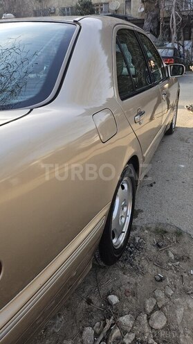 Mercedes E 280 4MATIC-4