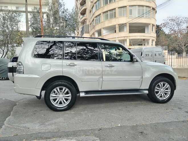 Mitsubishi Pajero-4