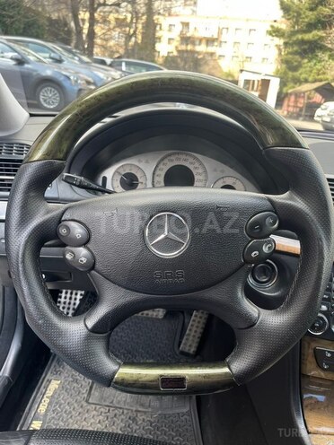 Mercedes E 220-11