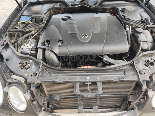 Mercedes E 220-21