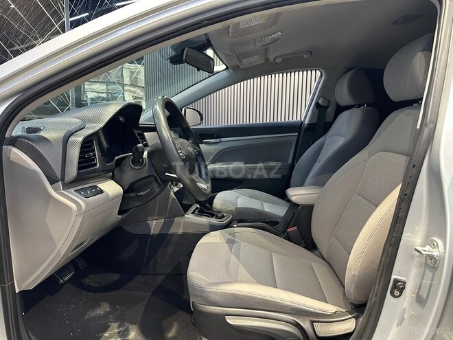 Hyundai Elantra-16