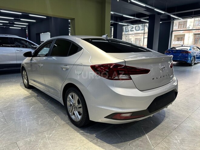 Hyundai Elantra-15