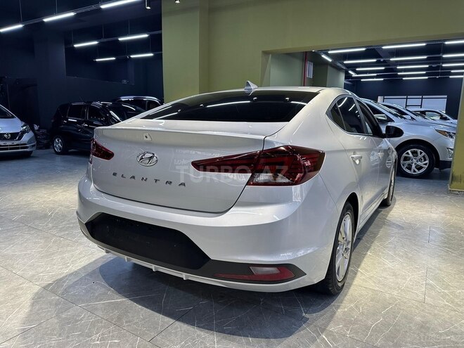 Hyundai Elantra-13