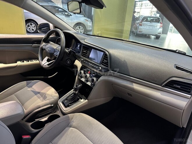 Hyundai Elantra-14