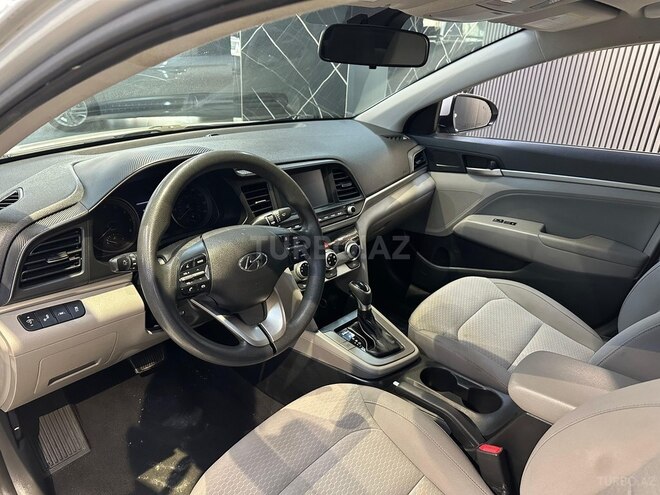 Hyundai Elantra-17