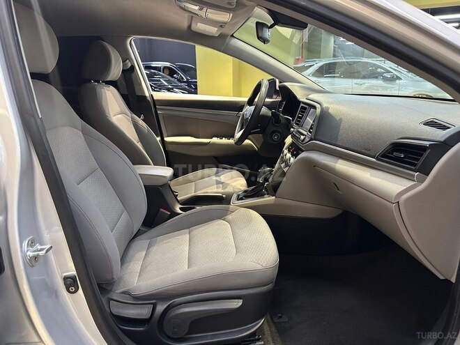 Hyundai Elantra-12