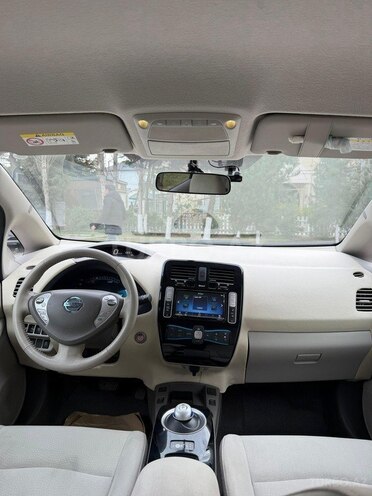 Nissan Leaf-5