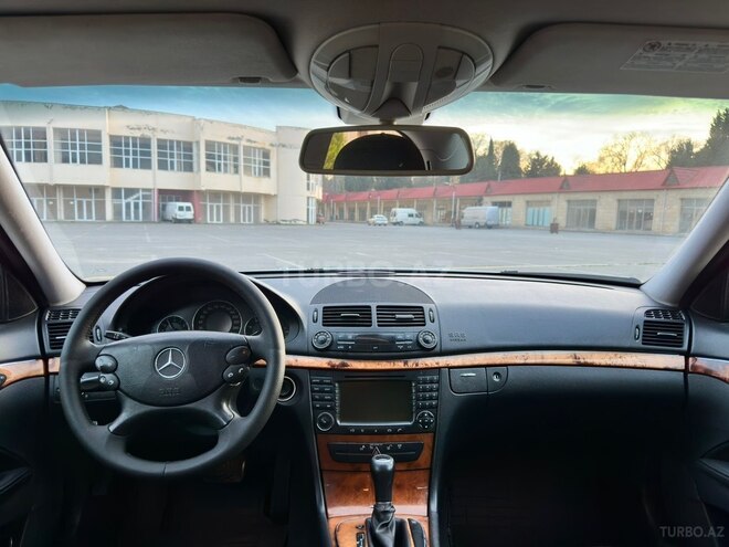 Mercedes E 220-11