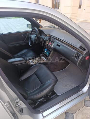 Mercedes E 240-8