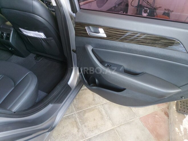 Hyundai Sonata-16