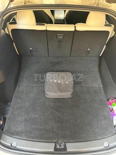 Tesla Model Y-8