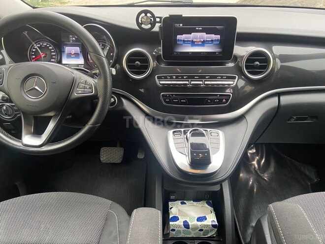 Mercedes V 220-3