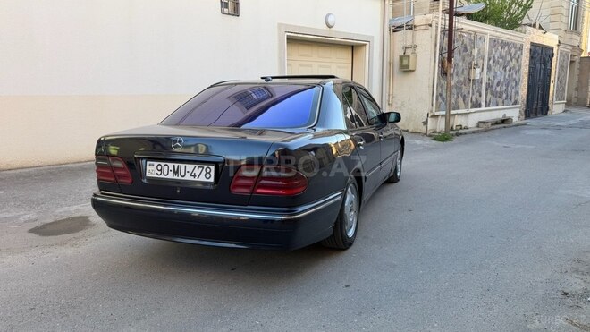 Mercedes E 320-9