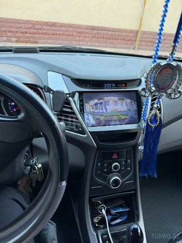 Hyundai Elantra-11