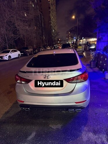 Hyundai Elantra-12