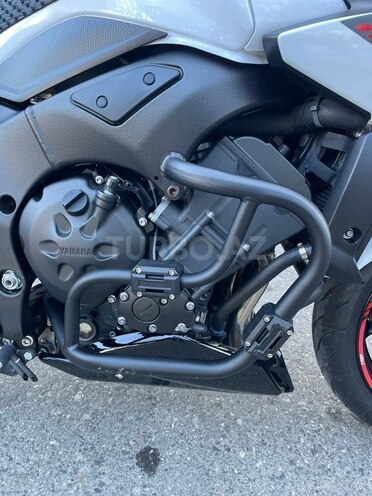 Yamaha FZ1-8