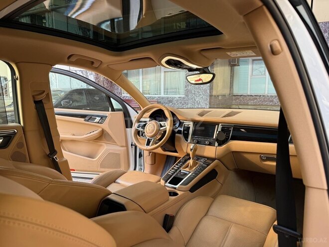Porsche Macan S-12