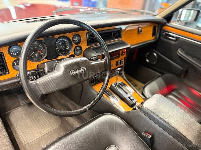 Jaguar Daimler Double-Six-14