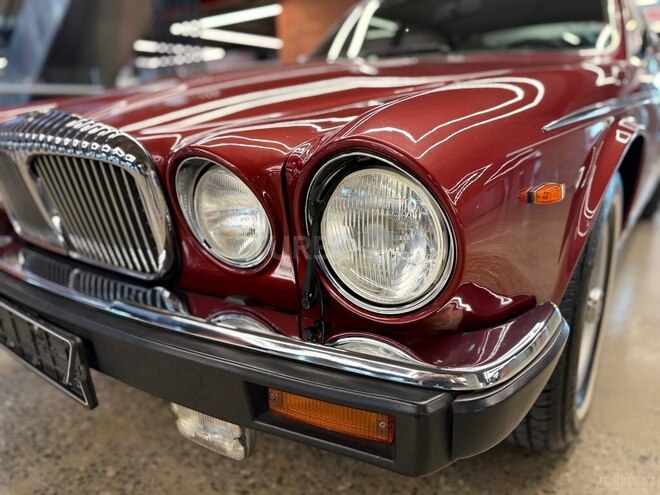 Jaguar Daimler Double-Six-9