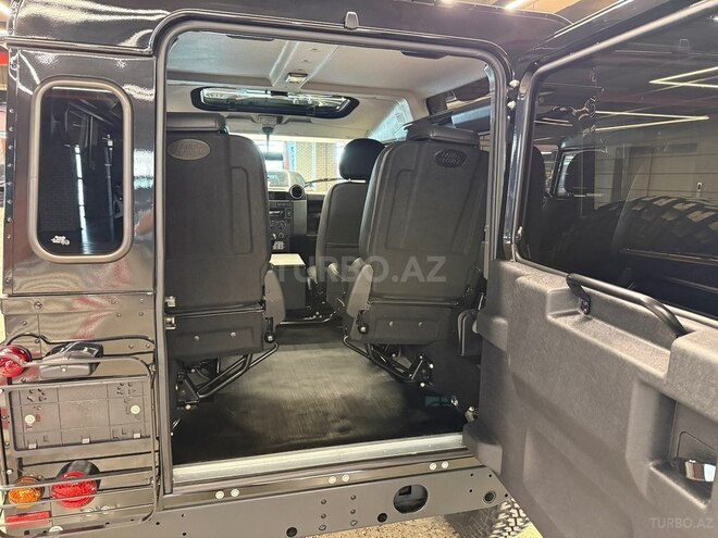 Land Rover Defender-11